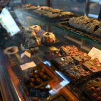 2 Sweet Desserts, Front Display