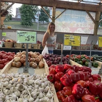 Shopper at Randolph Peaches & Cream