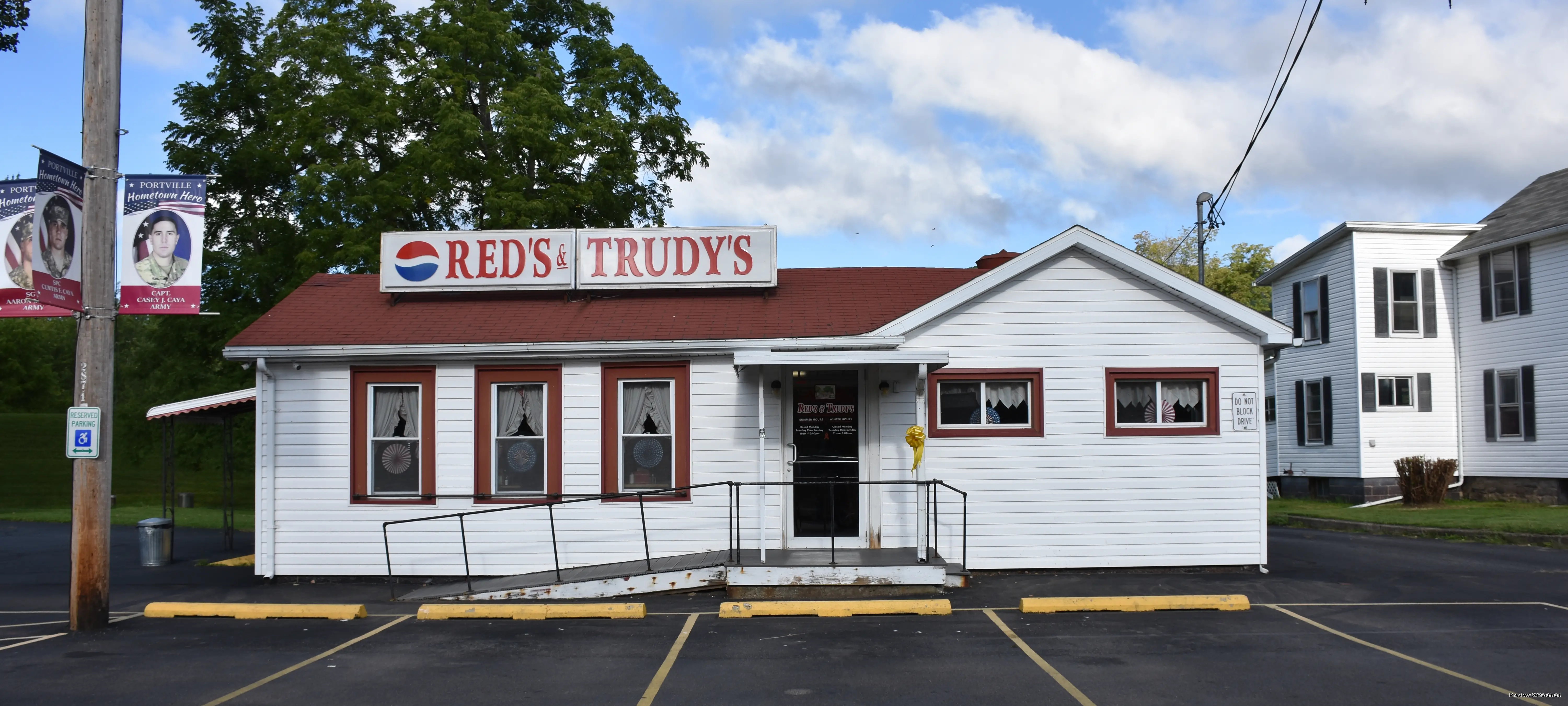 Front of Red's and Trudy's restaurant in Portville, NY (2023-08-31)