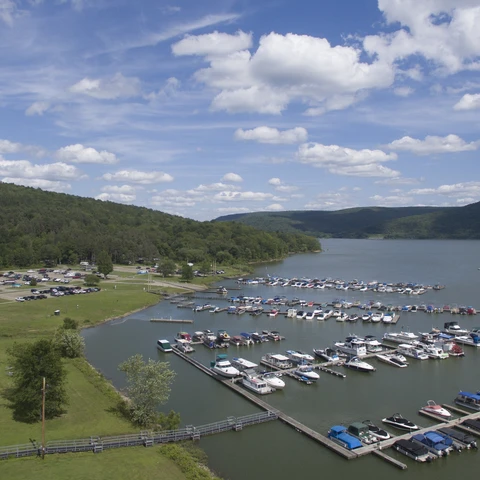 Docks and boats at Onoville Marina Park